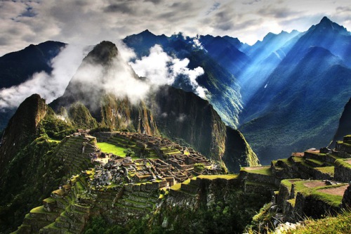 Kultur- und Naturdenkmäler wie der Machu Picchu in Peru lassen sich am besten auf einer geführten Rundreise entdecken. Foto: djd/www.mextrotter.com