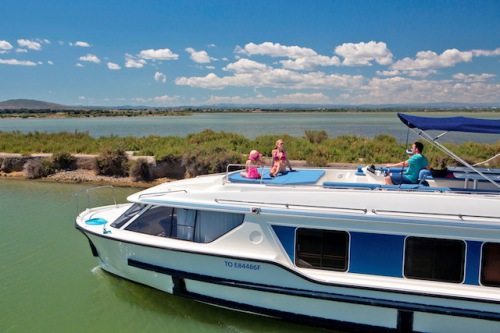 Bei einem Urlaub mit dem Hausboot lassen sich die reizvollen Regionen - etwa die Camargue in Frankreich - aus einer ganz anderen Perspektive entdecken. Foto: djd/Le Boat