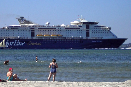 Sehleute kommen am Strand von Laboe auf ihre Kosten, wenn große Fähren oder Kreuzfahrtschiffe die Förde passieren. Foto: djd/Tourismusbetrieb Ostseebad