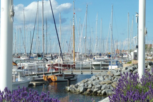 Der Yachthafen von Laboe lädt zum entspannten Bummeln ein - sowie zu vielen Aktivitäten auf dem Wasser. Foto: djd/Tourismusbetrieb Ostseebad