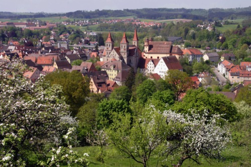 Frühlingszauber in Ellwangen: Sobald die ersten Blüten Farbe in die Landschaft bringen, kann die Wandersaison beginnen. Foto: djd/Stadt Ellwangen