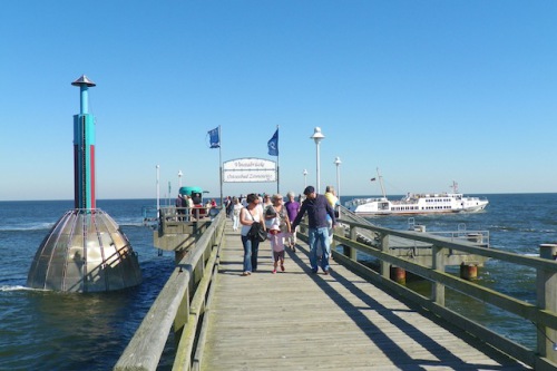 Am Ende der Seebrücke von Zinnowitz kann man mit der Tauchgondel zum Unterwasser-Abenteuer starten.Oder den Seebrückenverkehr entlang der malerischen Küste Usedoms, bis nach Swinemünde(Polen) nutzen. Foto: djd/Eigenbetrieb "Kurverwaltung Zinnowitz"