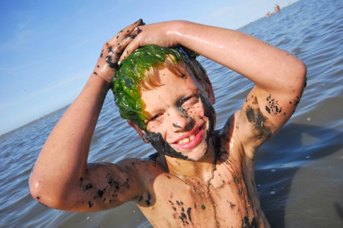 Jede Menge Ferienspaß am und auf dem Wasser: Viel Abwechslung für "junge Piraten" ist an der ostfriesischen Nordseeküste garantiert. Foto: djd/AG Störtebekerland/SKN Ostfriesland-Bild