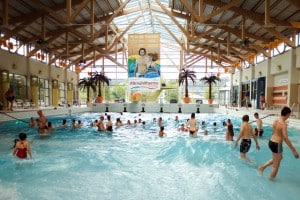 Im Wellenbad Altmühltherme kann man auch bei Regenwetter einen spannenden Tag verbringen. Foto: djd/Altmühltherme Treuchtlingen