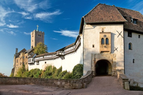 Betritt der Besucher die Wartburg, öffnet sich ihm ein 900 Jahre altes Geschichtsbuch. Foto: djd/Tourismusverband der Welterberegion/Anna-Lena Thamm