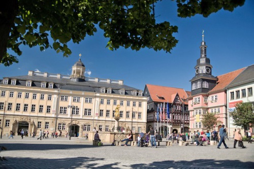 Der Marktplatz mit Stadtschloss in Eisenach. Foto: djd/Tourismusverband der Welterberegion/Thamm