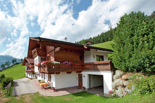 Urlaub wie zuhause: Ein Ferienhaus bietet in Sachen Flexibilität und Kosten viele Vorteile. Gerade in Tirol ist der Sommerurlaub im Ferienhaus beliebt. Foto: djd/Belvilla Ferienhäuser