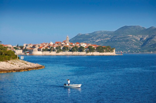 Insider-Tipp: Die Insel Korčula wird auch liebevoll „Klein-Dubrovnik“ genannt und bietet ihren Besuchern romantische Gässchen zum Flanieren sowie mittelalterliche Paläste und Kirchen zum Bestaunen. (Foto: epr/I.D. Riva Tours)