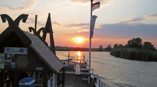 Beeindruckende Atmosphäre: Mit dem Floß kann man auf der Aller dem beeindruckenden Sonnenuntergang entgegen fahren. (Foto: epr/Zweckverband Aller-Leine-Tal)