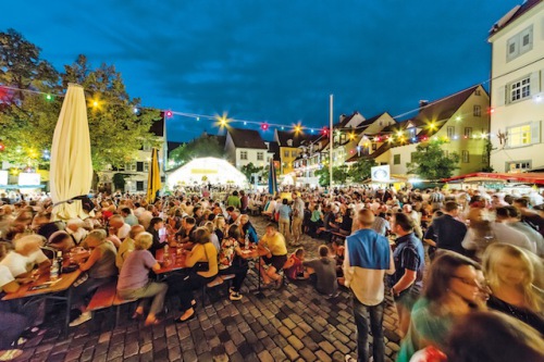 In der ausgelassenen Stimmung des Meersburger Weinfestes lassen sich zahlreiche erlesene Tropfen genießen. (Foto: epr/Meersburg Tourismus/Martin Maier)