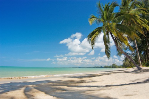 Khao Lak: Strandleben unter Palmen und reizvolle Schnorchel- und Tauchreviere. Foto: djd/SunTrips Reisen GmbH