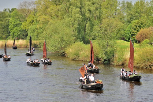 Die Torfkahnnachbauten bieten bis zu 16 Ausflugsgästen Platz, beliebte Ausflugsziele sind ufernahe Gasthäuser entlang der Flüsse, die früher Zoll- und Raststätten waren. Foto: djd/Touristikagentur Teufelsmoor-Worpswede-Unterweser e.V.