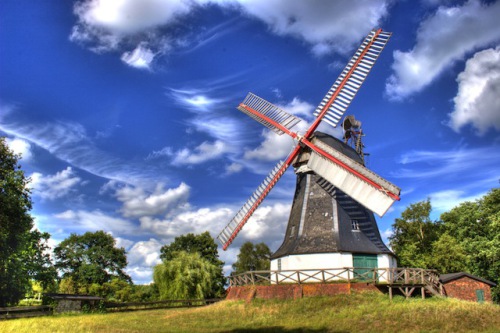 Die Worpsweder Mühle ist eines der Wahrzeichen des Teufelsmoors. Nach aufwendiger Restaurierung ist sie wieder voll funktionstüchtig und bei günstigem Wind drehen sich ihre Flügel wie in alter Zeit. Foto: djd/Touristikagentur Teufelsmoor-Worpswede-Unterweser e.V.