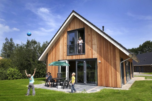 Öko-Ferienhaus im Ferienpark Landal Aelderholt in Aalden (Niederlande). Foto: djd/Landal GreenParks GmbH