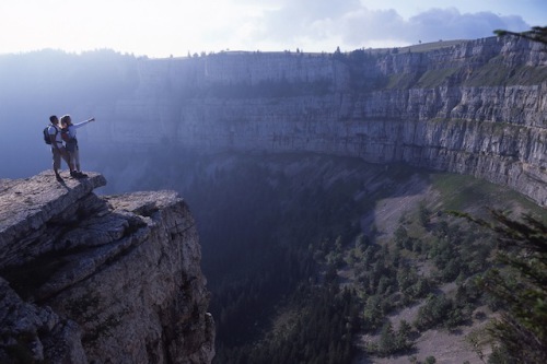 Der Felsenkessel Creux du Van ist ein Höhepunkt für Wanderer im Schweizer Jura. Foto: djd/Jura & Drei-Seen-Land