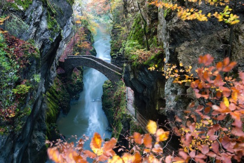 Tiefe Schluchten und steile Felswände beeindrucken im Schweizer Jura. Foto: djd/Jura & Drei-Seen-Land/VincentBourrut