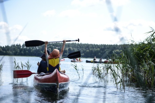 Mit den Abenteuer- und Wildnis-Camps der Naturschutzorganisation World Wide Fund For Nature (WWF) tauchen Kinder und Jugendliche tief in die Natur ein. Foto: djd/WWF/Peter Jelinek