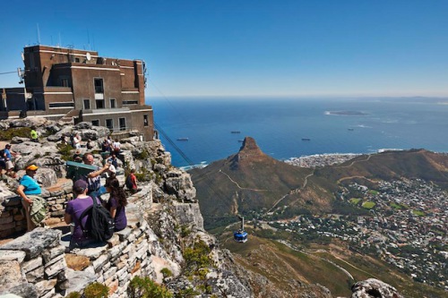 Vom Tafelberg aus - Kapstadts Wahrzeichen - hat man den besten Überblick über die Stadt. Foto: djd/Abendsonne Afrika