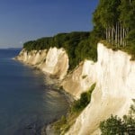 Pflichtprogramm auf Rügen: eine Wanderung an die berühmte Kreideküste. Foto: djd/Loev Hotel Rügen GmbH & Co. KG/El Gaucho/fotolia.com