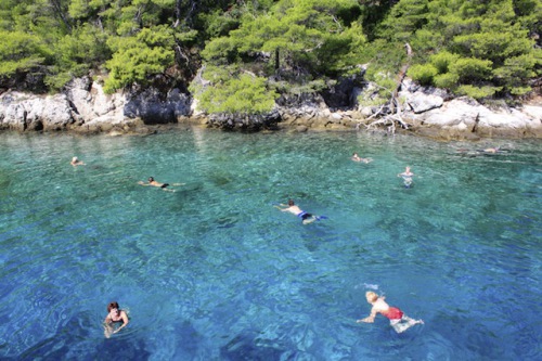 Das wäre bei einer Reise mit einem großen Kreuzfahrtschiff undenkbar: spontan in einer schönen Bucht anhalten und ins kühle Nass springen! (Foto: epr/I.D. Riva Tours)