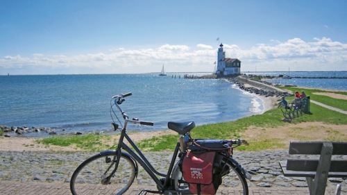 Hier lohnt es sich anzuhalten: Der weltweit bekannte malerische Leuchtturm von Marken liegt auf der Route. (Foto: epr/Boat Bike Tours)