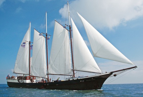 Die Segelschiffe, die zum Einsatz kommen, sind die modernsten und komfortabelsten großen Zwei- und Dreimaster der niederländischen Binnengewässer. 20 bis 28 Gäste haben hierauf Platz. (Foto: epr/Boat Bike Tours)