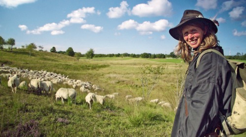 Im grünen Binnenland Schleswig-Holsteins gibt es viel zu entdecken. Für Schäferin Angela Dornis ist die naturbelassene Landschaft der Fröruper Berge der schönste Platz. (Foto: epr/Eider-Treene-Sorge GmbH)