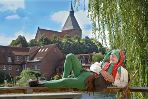 Nicht nur während der Theaterinszenierungen kann man Till Eulenspiegel in Mölln begegnen. Er ist in allen Ecken und Winkeln der Altstadt allgegenwärtig. (Foto: epr/Tourist-Information Mölln)