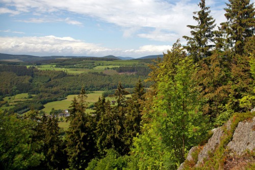 Die Sauerländer Bergwelt bietet die Kulisse für ein abwechslungsreiches Gesundheitsangebot. Foto: djd/nrw-gesund.info/Ferienwelt Winterberg