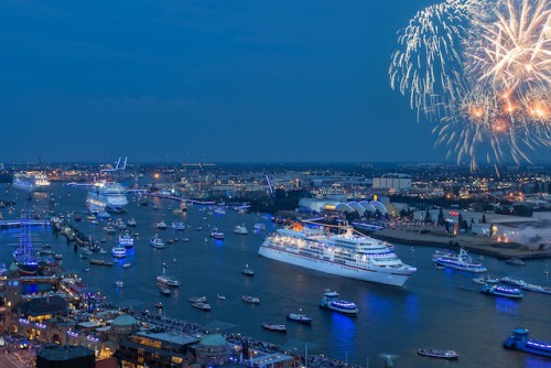 MS EUROPA während der Hamburg Cruise Days Parade durch den von Lichtkünstler Michael Batz blau illuminierten  Hamburger Hafen Foto: Hapag-Lloyd Kreuzfahrten