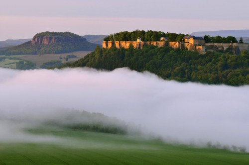 Tafelberge-Pfaffenstein-(links)-und-Koenigstein-mit-Festung-Koenigstein-(rechts)---Foto-Frank-Exss-TVSSW