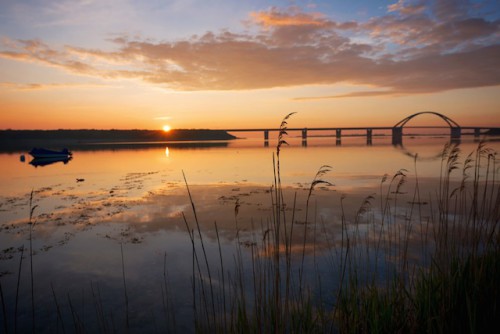 Wo die Fehmarnsund-Brücke das Festland mit der Insel Fehmarn verbindet, liegt die Ferienregion OstseeSpitze. Foto: djd/LTO OstseeSpitze