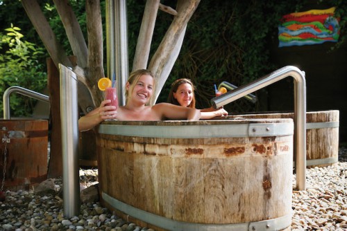 Ein besonderes Erlebnis für Besucher der Therme Sinnflut ist das Baden in mit Heilwasser gefüllten, historischen Holzzubern. (Foto: epr/Bad Brückenau/Kerstin Junker)