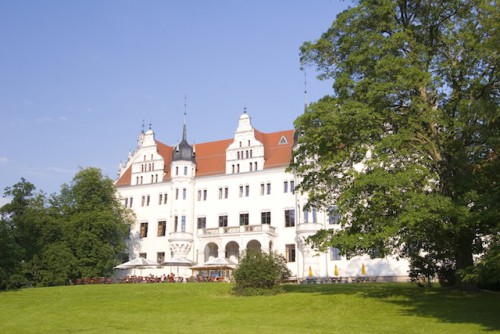 Früher kehrte im Schloss Boitzenburg der Adel ein und aus. Inzwischen beherbergt eines der größten Schlösser der Region ein Familienhotel. Auch Hochzeitspaare zieht es häufig in die traumhafte Kulisse. (Foto: epr/Kappest/Uckermark)