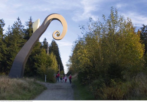 Kunstliebhaber werden auf dem WaldSkulpturenWeg ihre Freude haben. Elf außergewöhnliche Kunstwerke entlang der Strecke regen dort zur Diskussion an. (Foto: epr/Schmallenberger Sauerland)