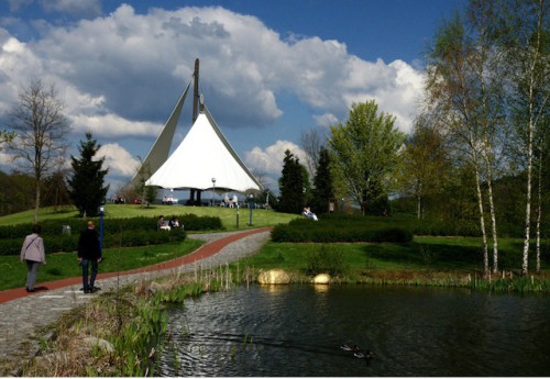 Die Aussichtsplattform mit Sonnensegel mitten im Kurpark Bad Schlemas ist ein wahrer Eyecatcher! (Foto: epr/Uwe Zenker)