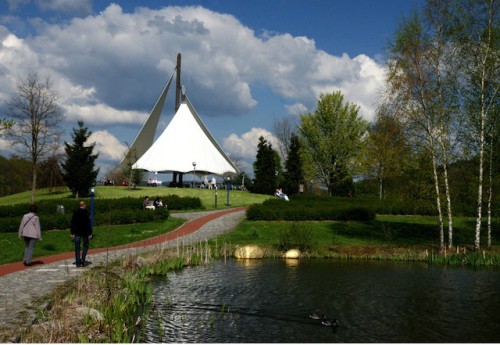 Die Aussichtsplattform mit Sonnensegel mitten im Kurpark Bad Schlemas ist ein wahrer Eyecatcher! (Foto: epr/Uwe Zenker)