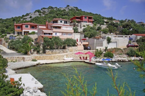 Ob romantischer Urlaub zu zweit oder mit der ganzen Familie: Die modernen Appartements mit Meerblick sind für bis zu vier Personen ausgelegt. (Foto: epr/I.D. Riva Tours)