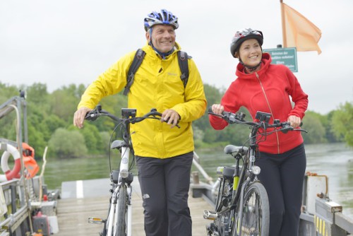 Hunderte Kilometer markierte Wege zum Radfahren, bestens beschildert und abseits der Straßen: Viele Monate Gesundheitsurlaub würden nicht ausreichen, um all die Radrouten kennen zu lernen, die Bad Gögging als Ausgangspunkt und Etappenziel von Donau-Radweg, Limes-Radweg und vieler weiterer Touren seinen Gästen bietet. Die Kombination aus Radfahren und Thermalbaden lockt zahlreiche Genuss-Radfahrer in Bayerns ältestes römisches Heilbad Bad Gögging. Viele der Gastgeber sind vom Allgemeinen Deutschen Fahrradclub als besonders radfreundlich ausgezeichnet. Fotos: Tourist-Information Bad Gögging / DH Studio Köln 