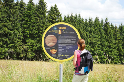 An den Stationen des Rennsteigplanetenwegs erfährt man viel Wissenswertes über die Planeten selbst oder über ihre Größen im Verhältnis zur Sonne. Foto: djd/Regionalverbund Thüringer Wald e. V.