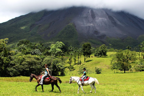 Vulkane gucken auf dem Pferderücken: Costa Rica ist ein ideales Land für eine abenteuerliche Familienreise. Foto: djd/Travelkid Fernreisen GmbH & Co KG