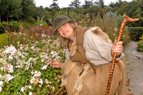 Die ostfriesische "Kräuterhexe" Dagmar Michel gibt ihr Wissen um Pflanzen und ihre Wirkung gerne an Besuchergruppen und Urlauber weiter. Foto: djd/SKN Ostfriesland-Bild