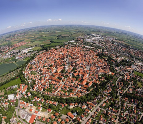 Deutschlands einzige vollständig erhaltene Stadtmauer ist auf einer Strecke von 2,6 Kilometern rundum begehbar – für Besucher immer wieder ein ganz besonderes Erlebnis. (Foto: epr/Tourist-Information Nördlingen)