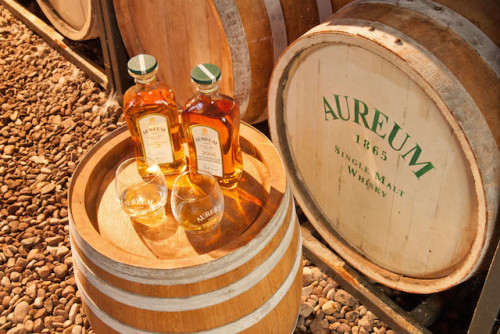 Bei "Aureum" handelt es sich um einen sechsjährigen Single Malt Whisky. Er reift in einer exquisiten Manufaktur in Freudenberg an der "Route der Genüsse". Foto: djd/Tourismus Wertheim