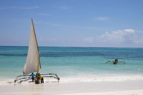 Küsten mit türkisgrünem Wasser und eine multiethnisch geprägte Kultur locken Urlauber nach Sansibar. Foto: djd/SunTrips Reisen GmbH