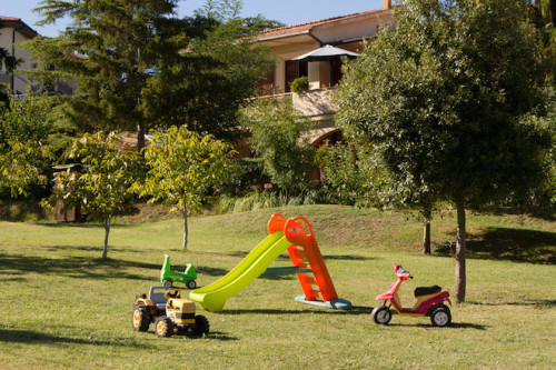 Die Gärten sind häufig auch mit Spielgeräten für die Kleinen ausgestattet. Foto: djd/www.urlaubtoscana.de 