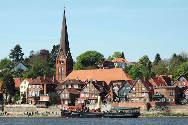 Der Dampfeisbrecher "Elbe" macht Station in der romantischen Schifferstadt Lauenburg. Foto: djd/Herzogtum Lauenburg Marketing und Service GmbH/Andreas Westphalen