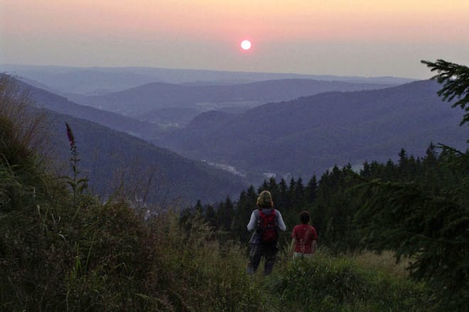 Spektakulärer Sonnenuntergang am Rothaarsteig. Foto: djd/Rothaarsteigverein e.V./K.-P. Kappest