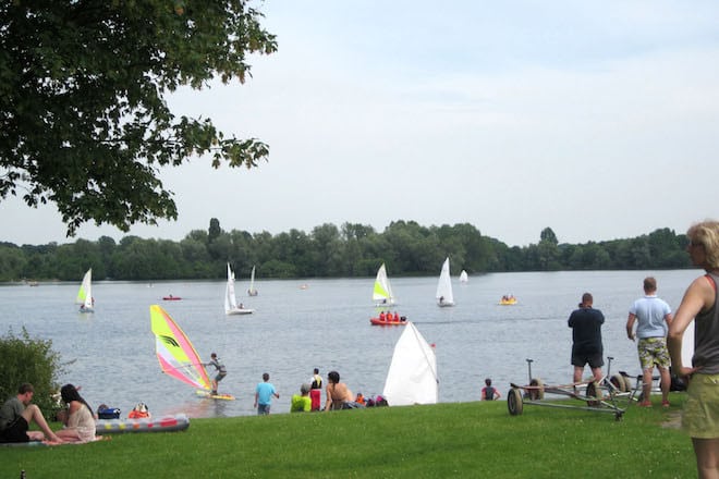 Direkt am Wisseler See gelegen, bietet der Ferien- und Campingpark ein vielfältiges Erholungs- und Urlaubsangebot für Jung und Alt. Foto: djd/Campingpark Wisseler See