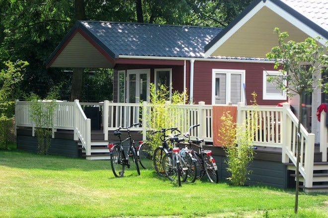 Neben Stellplätzen für Ferien-, Saison- und Dauercampern verfügt der Ferien- und Campingpark Wisseler See auch über mehrere komfortable Mietunterkünfte. Foto: djd/Campingpark Wisseler See